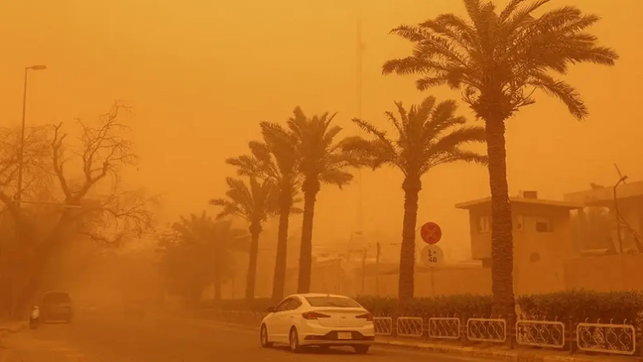 تحذير من هيئة الأرصاد الجوية بشأن تطورات طقس العاصفة الدموية في البلاد